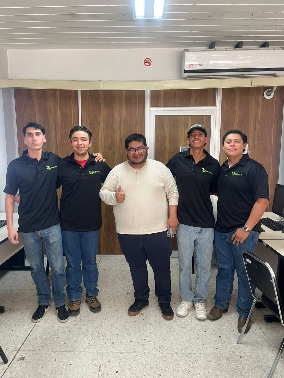 Equipo DevService trabajando